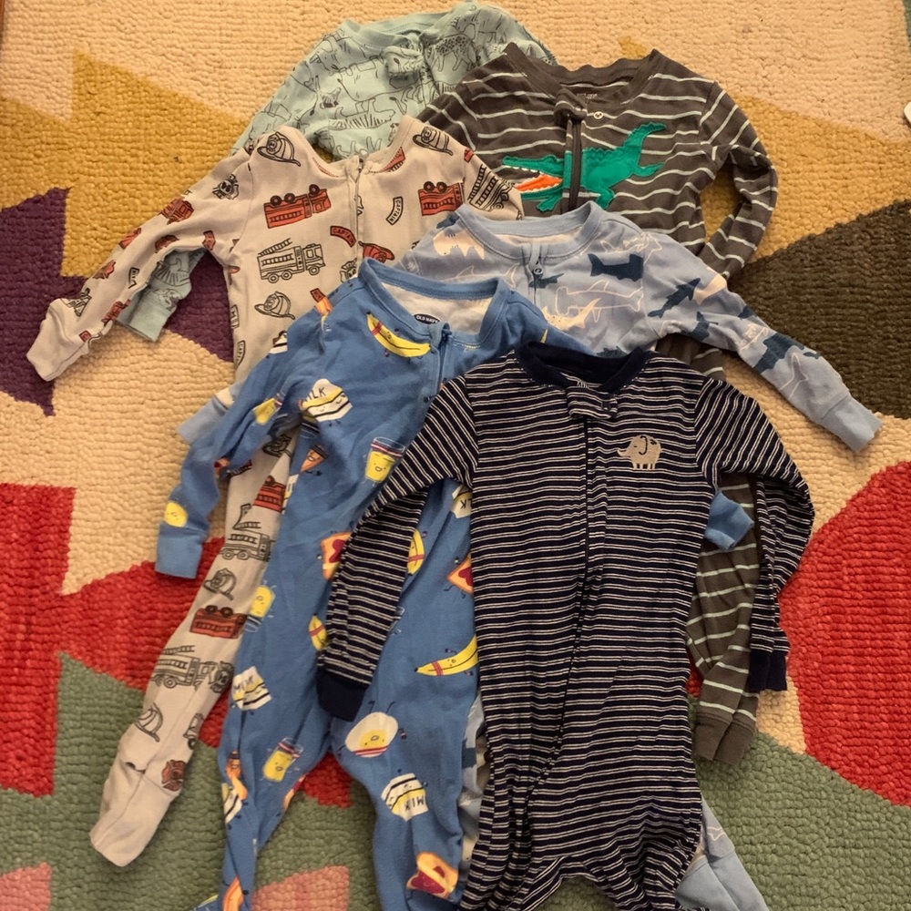 Bundle 6 pairs 2T pajamas Carter’s & Old Navy